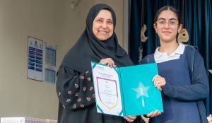 طالبات مدرسة القرم الدولية الخاصة برعاية الرائدة فايزة بنت حمود الزدجالية مديرة المدرسة